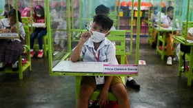 FOTO: Semringah di Balik Masker Anak Filipina kala Kembali ke Sekolah
