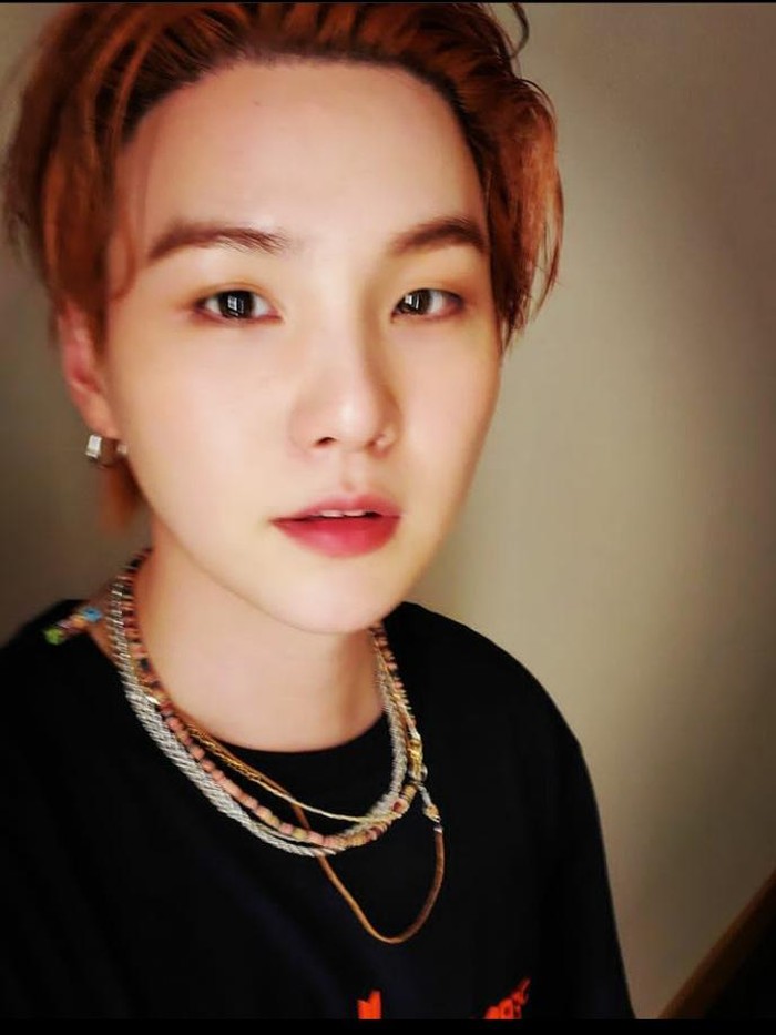 Berbeda dari anggota BTS lainnya, awalnya Suga melalui akun Instagram pribadinya @agustd belum mengunggah foto pribadinya. Namun, akhirnya sang idol K-Pop pun 'memajang' foto selfie dirinya di Instagram. Akun instagram Suga sendiri sudah memiliki pengikut sebanyak 17 juta lho sampai saat ini/ Foto: instagram.com/agustd