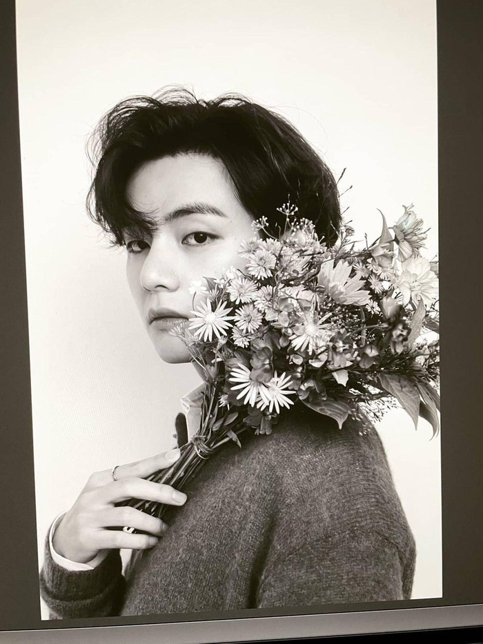 Taehyung atau V BTS berhasil menghebohkan penggemarnya dengan menggungah fotonya yang tengah memegang bunga di akun instagram pribadinya. Instagram dengan nama akun @thv sudah mencapai 19 juta followers lho per hari Selasa, (7/12) ini!/ Foto:Instagram.com/@thv