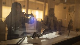 FOTO: Kala Prajurit Taliban Terpikat Museum Nasional Afghanistan