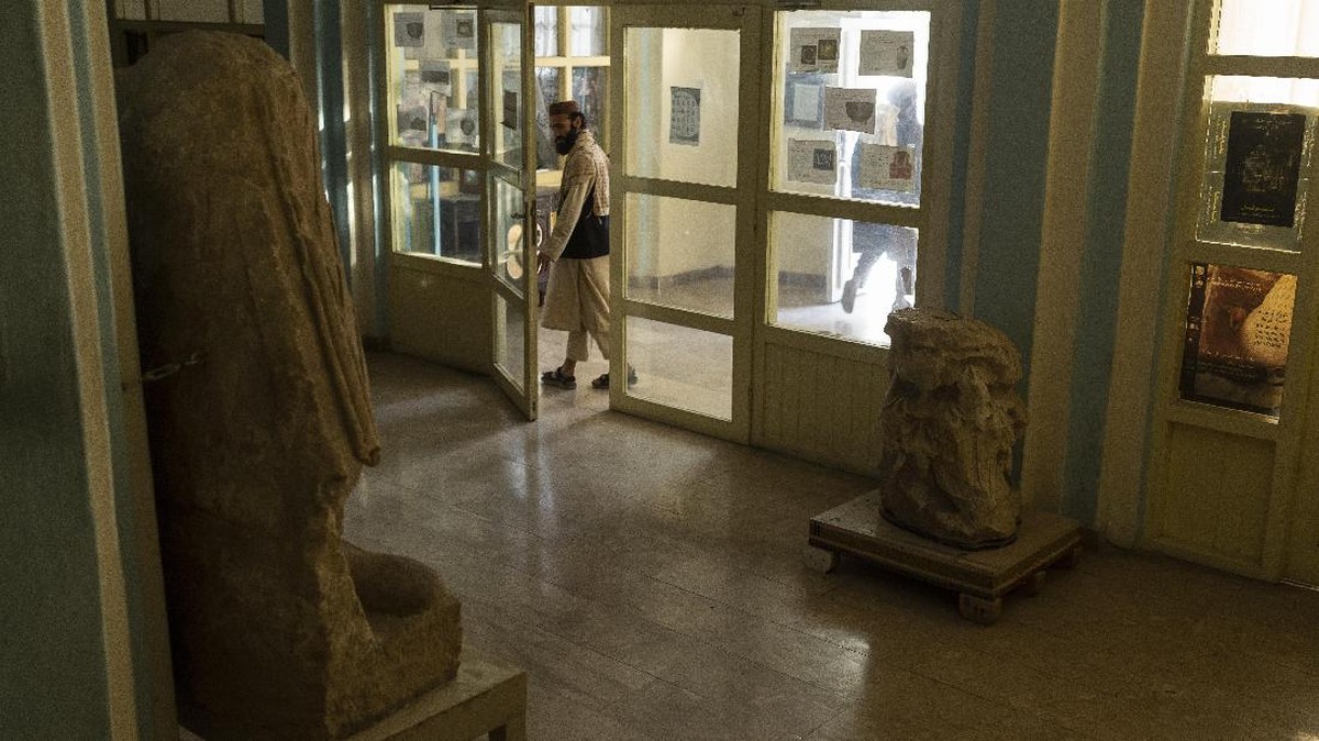 FOTO: Kala Prajurit Taliban Terpikat Museum Nasional Afghanistan