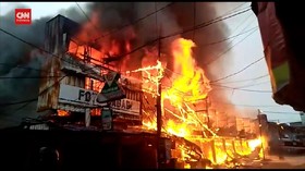 VIDEO: 12 Ruko Di Sintang Ludes Terbakar, Satu Tewas