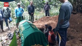 VIDEO: Pemakaman Tukang AC Yang Terjatuh dari Lantai 5
