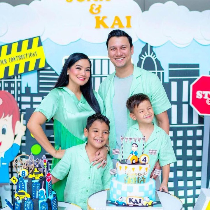 <p>Titi Kamal dan Christian Sugiono berbagi keseruan pekan ini, Bunda. Mereka merayakan ulang tahun kedua anaknya, Juna dan Kai. Juna genap berusia 8, sementara Kai berusia 4. (Foto: Instagram @titi_kamall)</p>