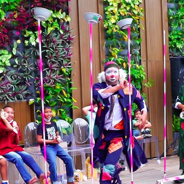 <p>Rangkaian ulang tahunnya seru banget, Bun. Ada atraksi sulap yang sukses bikin teman-teman Juna dan Kai ikut terhibur. (Foto: Instagram @titi_kamall)</p>