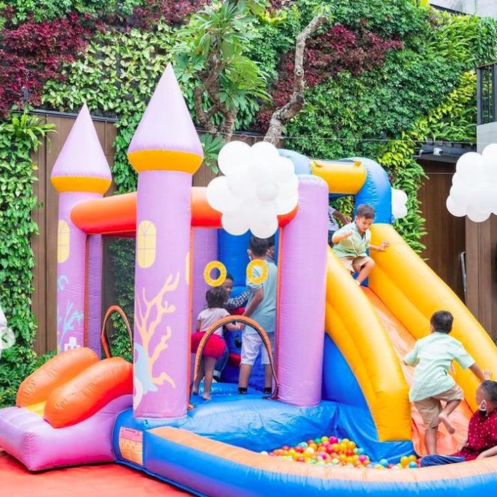 <p>Beberapa hari sebelum acara, Titi Kamal dan Christian Sugiono mempersiapkan semuanya. Mereka mendekor dan menyulap rumah mereka menjadi playground! (Foto: Instagram @titi_kamall)</p>