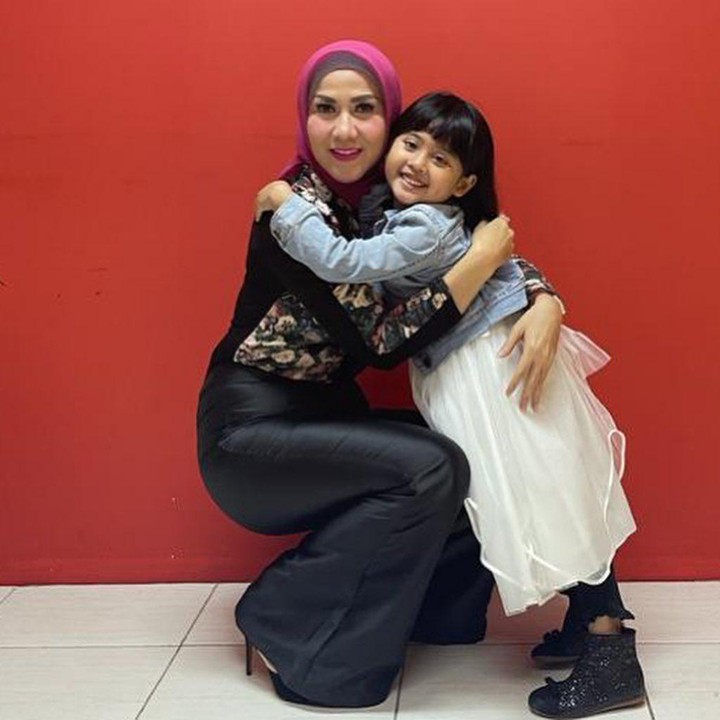 <p>Tak memiliki hubungan sedarah tidak mengurangi rasa cinta Venna Melinda terhadap putrinya. Ia menyayangi Vania sama seperti Verell dan Athalla. (Foto: Instagram @vaniaathabina24)</p>