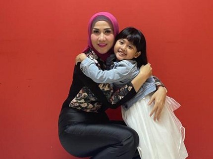 7 Potret Kebersamaan Venna Melinda dan Vania yang Kini Berusia 5 Tahun