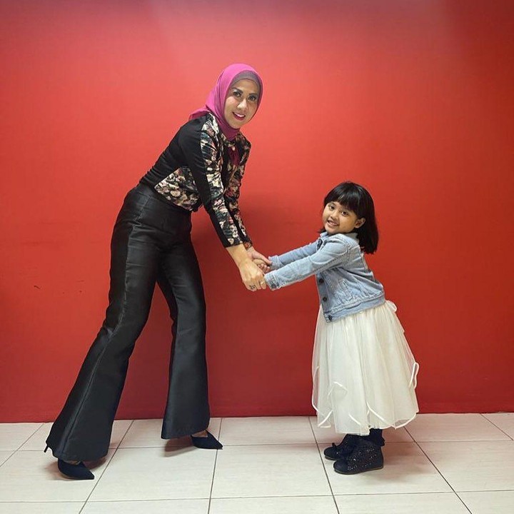 <p>Jadi putri Venna Melinda satu-satunya, Vania begitu dimanjakan oleh sang Bunda, lho. (Foto: Instagram @vaniaathabina24)</p>