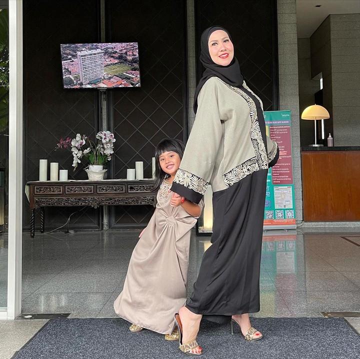 <p>Untuk diingat kembali, Venna Melinda menemukan bayi di sebuah toilet masjid pada 5 tahun lalu. Ia kemudian berjuang mengadopsinya dan kini hidup bahagia bersama Vania. Malaikat kecilnya menjadi pelengkap hidup aktris 49 tahun itu, Bunda. (Foto: Instagram @vaniaathabina24)</p>