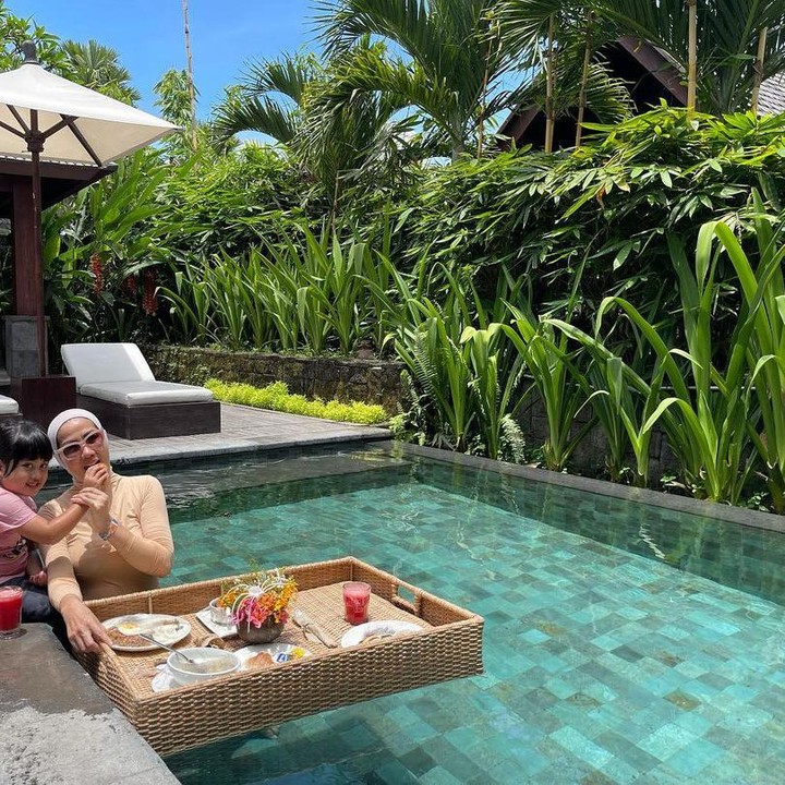 <p>Venna Melinda begitu senang menghabiskan <em>quality time</em> bersama sang putri. Momen berenang yang sederhana jadi lebih seru dengan kehadiran putri kecilnya. (Foto: Instagram @vaniaathabina24)</p>
