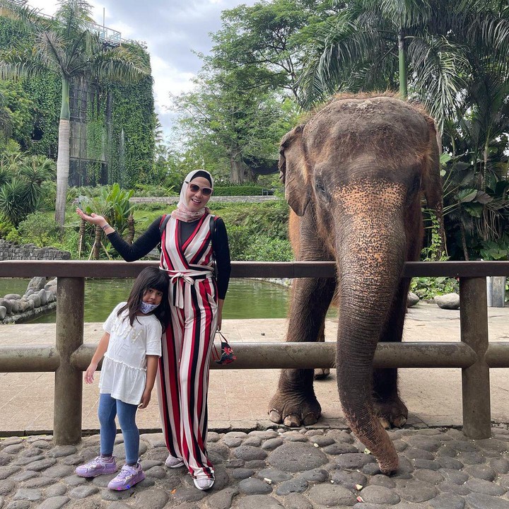 <p>Tumbuh jadi anak yang aktif, Venna Melinda kerap mengajak Vania Athabina jalan-jalan, nih. Keduanya selalu kompak berpose ketika berlibur. (Foto: Instagram @vaniaathabina24)</p>