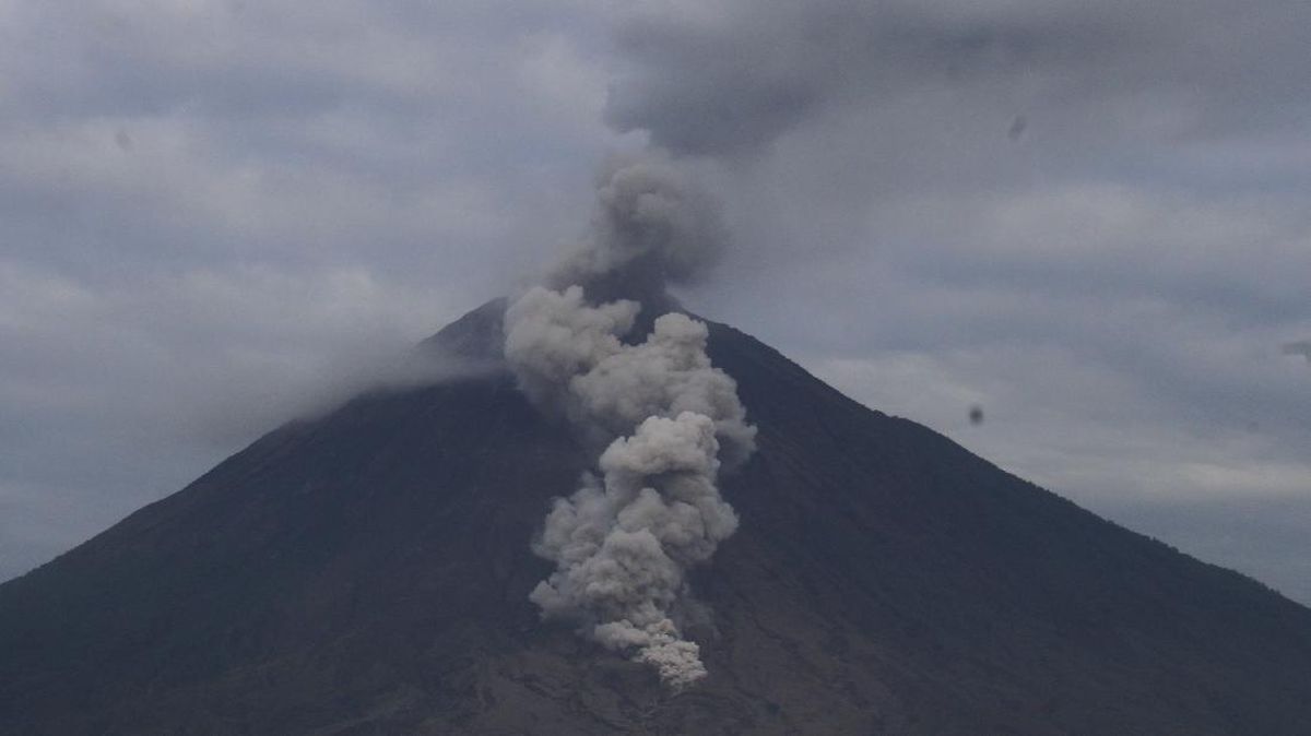 Gunung Semeru Muntahkan Awan Panas 8,5 Km, Erupsi Masih Berlangsung