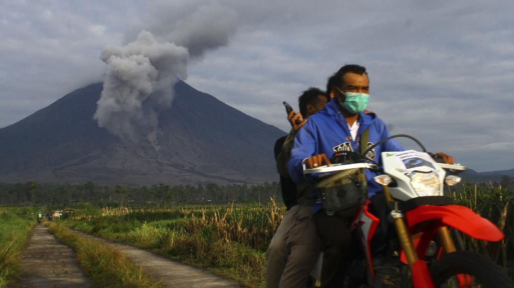 Gunung Semeru Erupsi Luncurkan Awan Panas hingga 3,5 Km