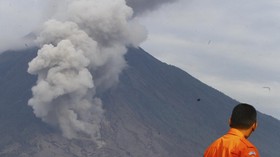 Semeru Muntahkan Lava Pijar Sejauh 2,5 Km Pagi Ini