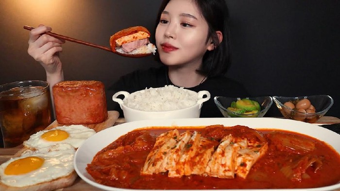 Konten 5 YouTuber Mukbang Korea Favorit Netizen Ini Dijamin Bikin Laper!