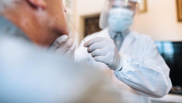 doctor doing the tampon to research the omicron variant