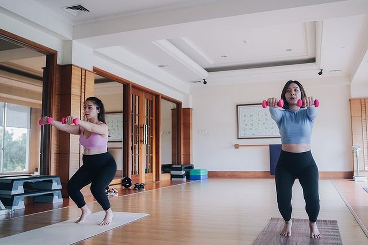 Nikita Willy tetap aktif olahraga saat hamil&comma; ia membagikan kegiatannya saat olahraga pilates&period; Yuk kita intip potretnya&excl;