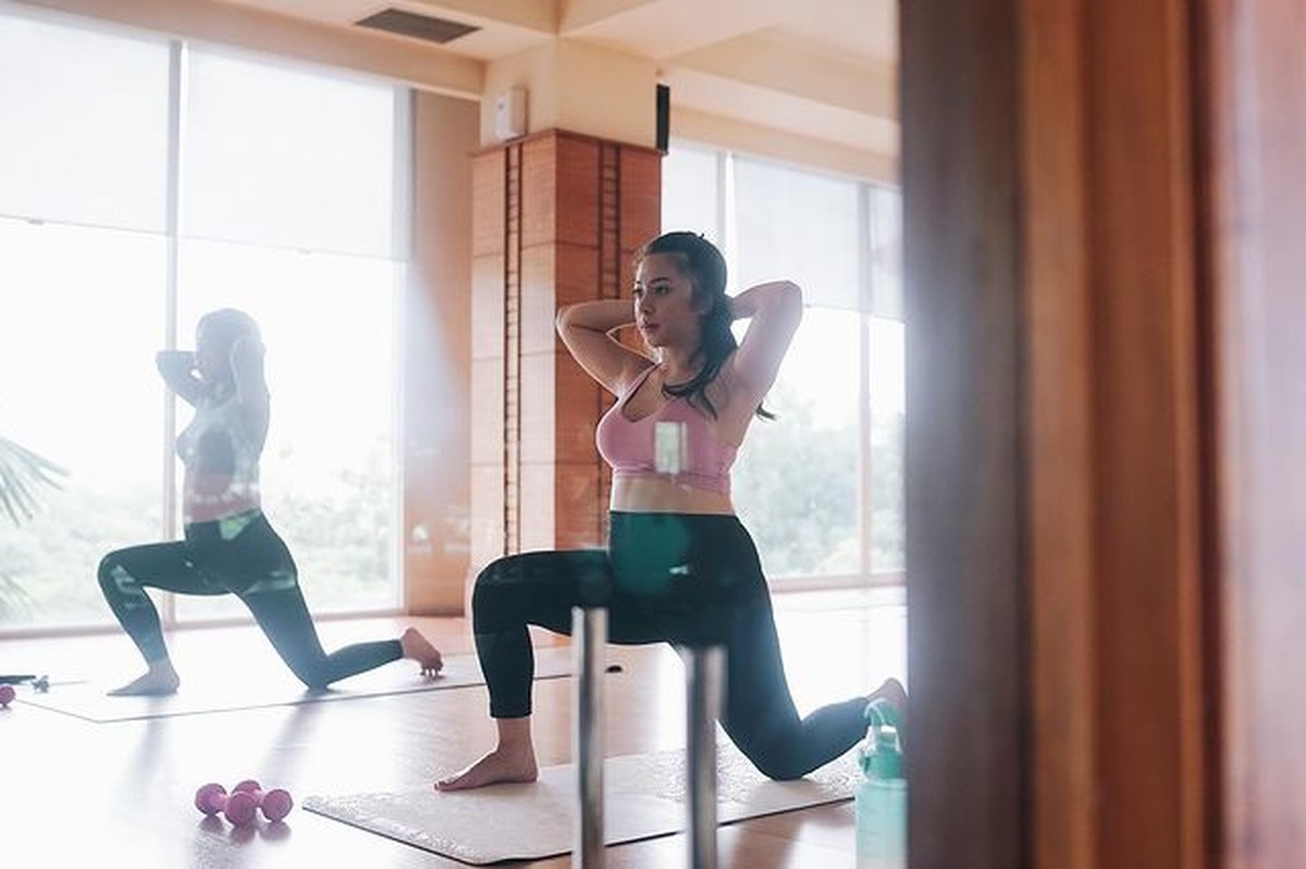 Nikita Willy tetap aktif olahraga saat hamil&comma; ia membagikan kegiatannya saat olahraga pilates&period; Yuk kita intip potretnya&excl;