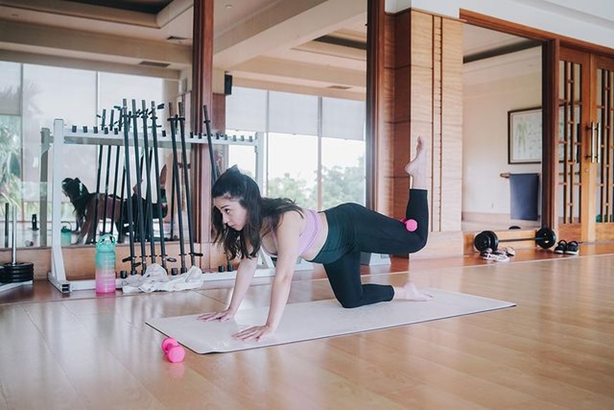 Nikita Willy tetap aktif olahraga saat hamil&comma; ia membagikan kegiatannya saat olahraga pilates&period; Yuk kita intip potretnya&excl;