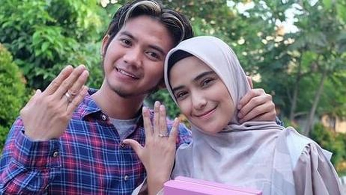 Sempat rujuk&comma; kini rumah tangga Rizki DA dan Nadya Mustika Rahayu dalam proses cerai&period; Yuk intip kebersamaan mereka&excl;