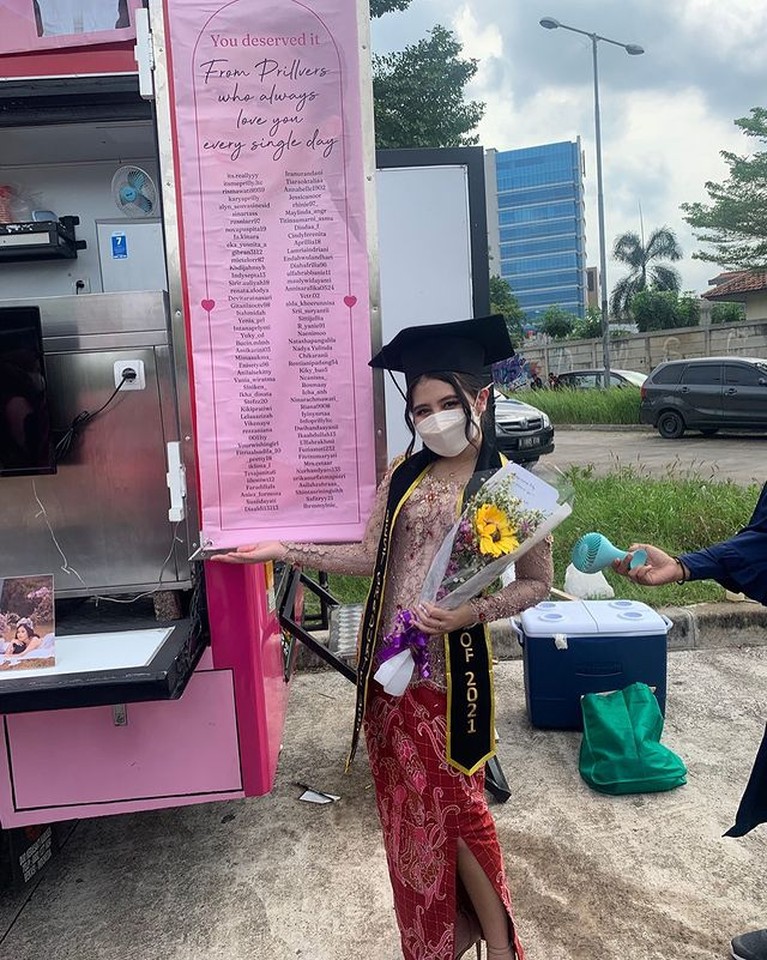 Prilly Latuconsina mendapat banyak kejutan saat merayakan hari wisudanya, para penggemar mengiriminya truk makanan. Yuk intip momennya!