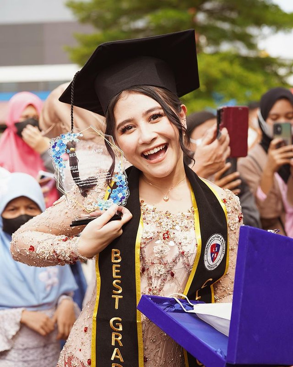Prilly Latuconsina mendapat banyak kejutan saat merayakan hari wisudanya&comma; para penggemar mengiriminya truk makanan&period; Yuk intip momennya&excl;