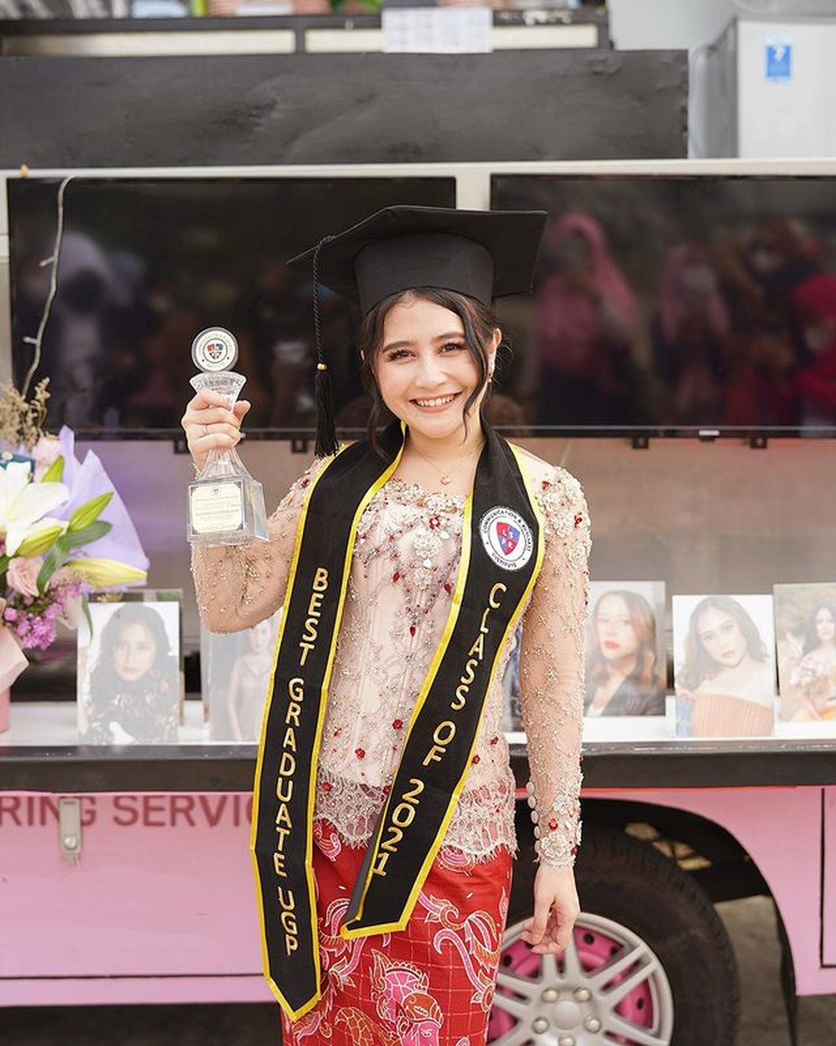 Prilly Latuconsina mendapat banyak kejutan saat merayakan hari wisudanya&comma; para penggemar mengiriminya truk makanan&period; Yuk intip momennya&excl;