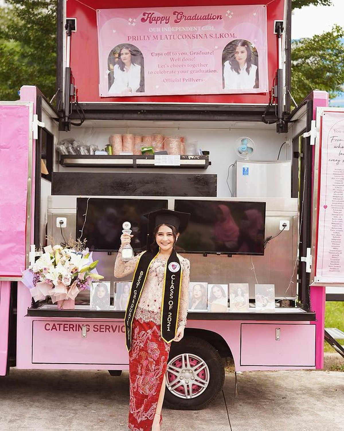 Prilly Latuconsina mendapat banyak kejutan saat merayakan hari wisudanya&comma; para penggemar mengiriminya truk makanan&period; Yuk intip momennya&excl;