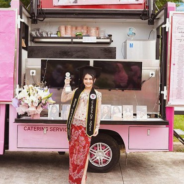 7 Momen Kejutan Wisuda Prilly Latuconsina Dapat Food Truck dari Penggemar