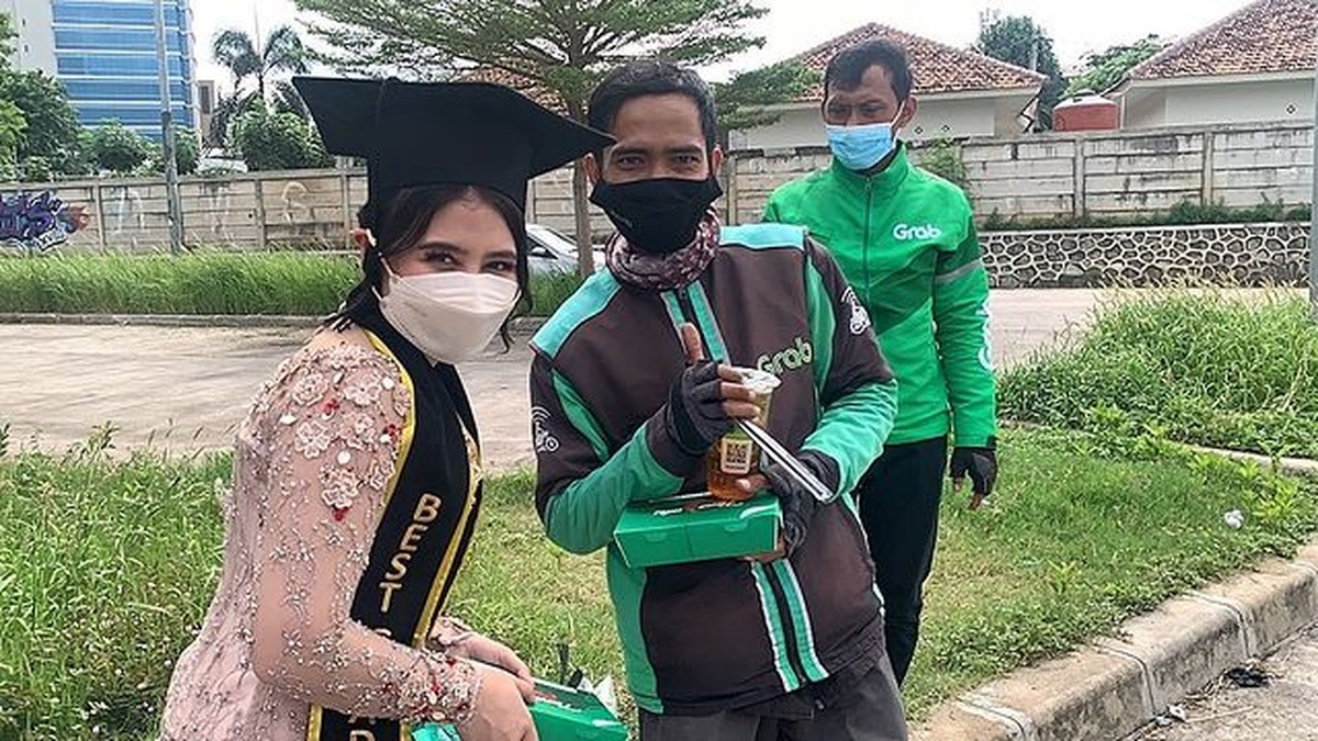 Prilly Latuconsina mendapat banyak kejutan saat merayakan hari wisudanya&comma; para penggemar mengiriminya truk makanan&period; Yuk intip momennya&excl;