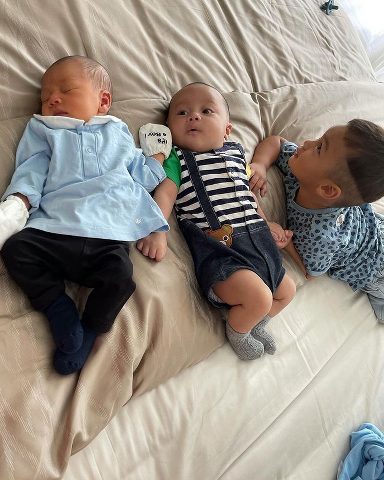 7 Potret Baby Rayyanza, Baby Kenzo dan Kiano Tiger Wong Main Bareng Baby Rayyanza, baby Kenzo dan Kiano tampak menggemaskan saat main bareng. Yuk kita intip potretnya!