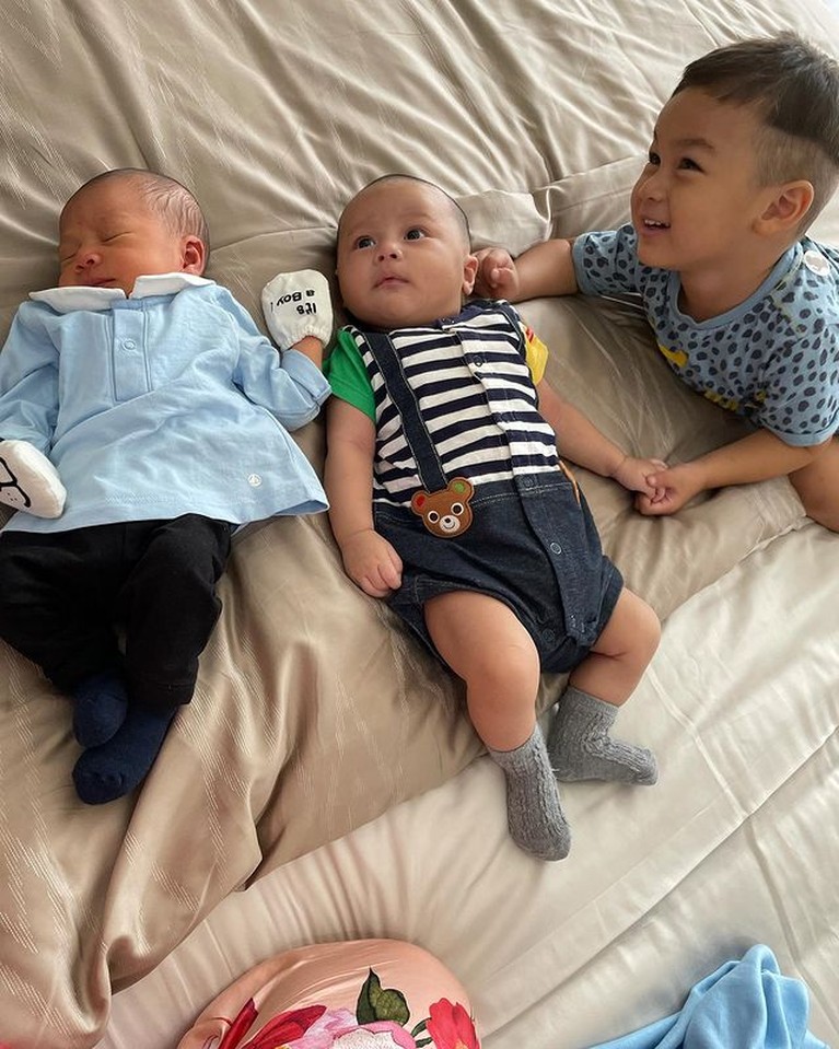 7 Potret Baby Rayyanza, Baby Kenzo dan Kiano Tiger Wong Main Bareng Baby Rayyanza, baby Kenzo dan Kiano tampak menggemaskan saat main bareng. Yuk kita intip potretnya!