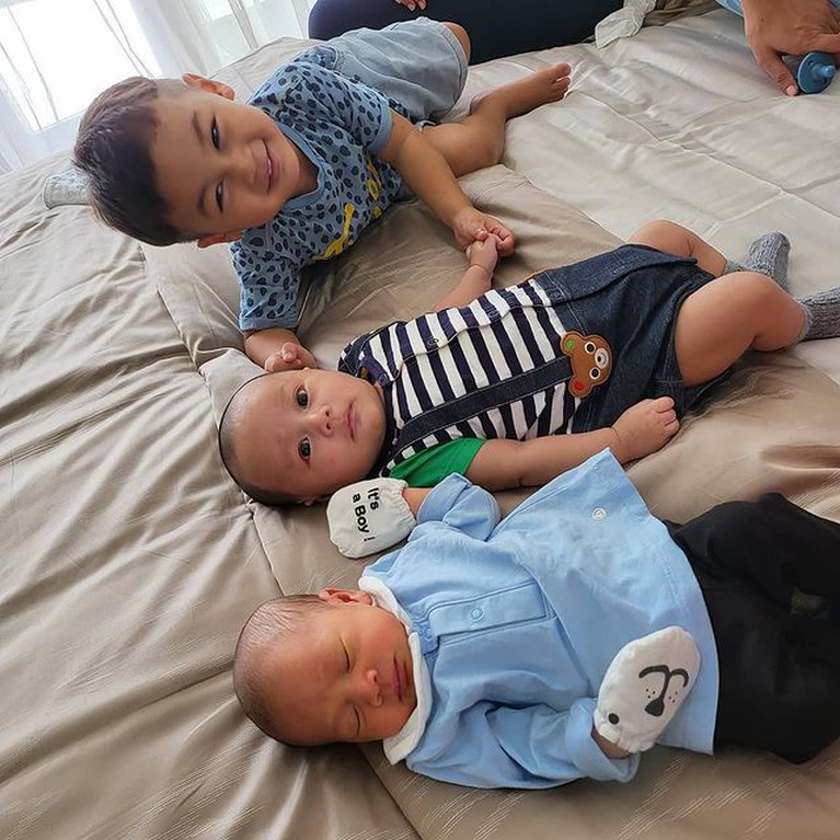 Baby Rayyanza, baby Kenzo dan Kiano tampak menggemaskan saat main bareng. Yuk kita intip potretnya!
