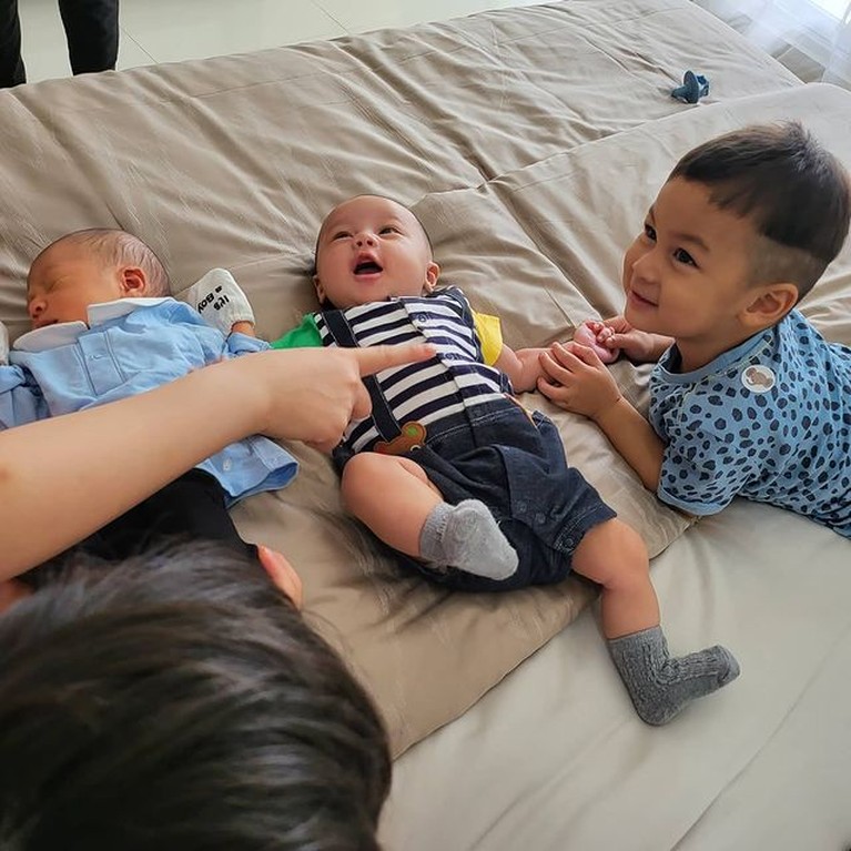 7 Potret Baby Rayyanza, Baby Kenzo dan Kiano Tiger Wong Main Bareng Baby Rayyanza, baby Kenzo dan Kiano tampak menggemaskan saat main bareng. Yuk kita intip potretnya!