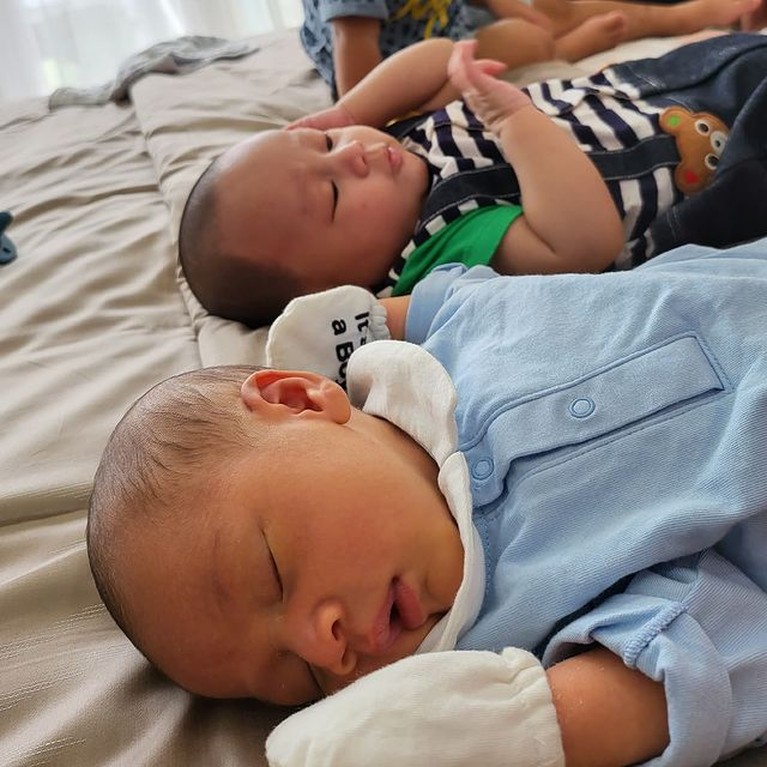 7 Potret Baby Rayyanza, Baby Kenzo dan Kiano Tiger Wong Main Bareng Baby Rayyanza, baby Kenzo dan Kiano tampak menggemaskan saat main bareng. Yuk kita intip potretnya!