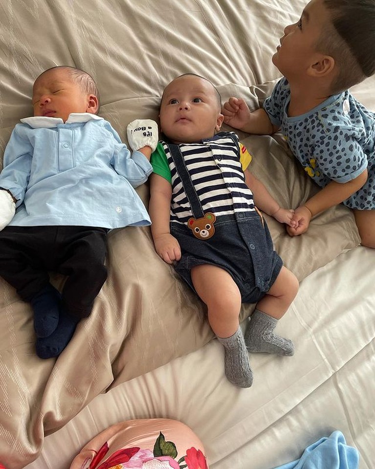 7 Potret Baby Rayyanza, Baby Kenzo dan Kiano Tiger Wong Main Bareng Baby Rayyanza, baby Kenzo dan Kiano tampak menggemaskan saat main bareng. Yuk kita intip potretnya!
