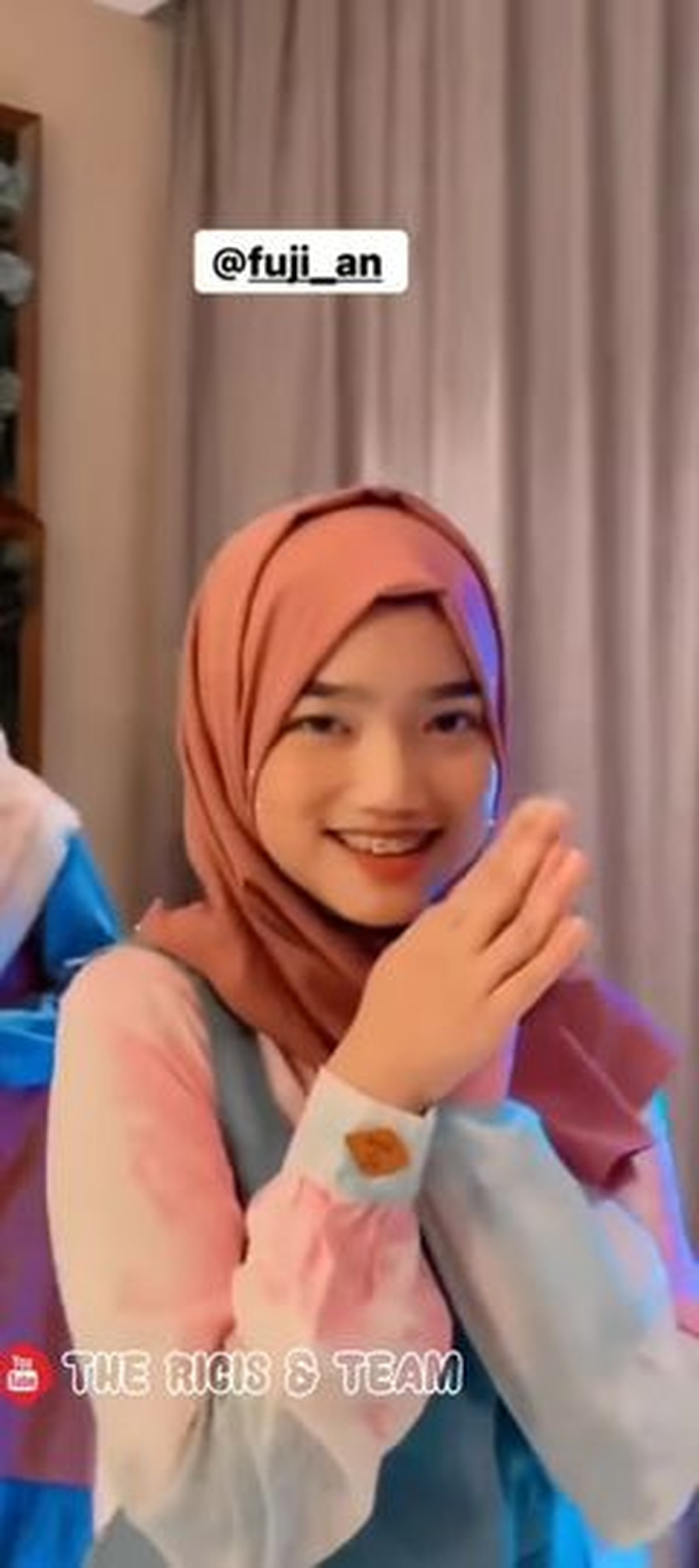 Baru-baru ini Fuji tampil mengenakan hijab tuai pujian saat bertemu dengan Ria Ricis&period; Yuk kita intip penampilannya&excl;