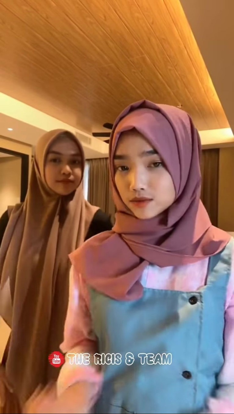 7 Potret Penampilan Fuji Pakai Hijab Tuai Pujian Baru-baru ini Fuji tampil mengenakan hijab tuai pujian saat bertemu dengan Ria Ricis. Yuk kita intip penampilannya!