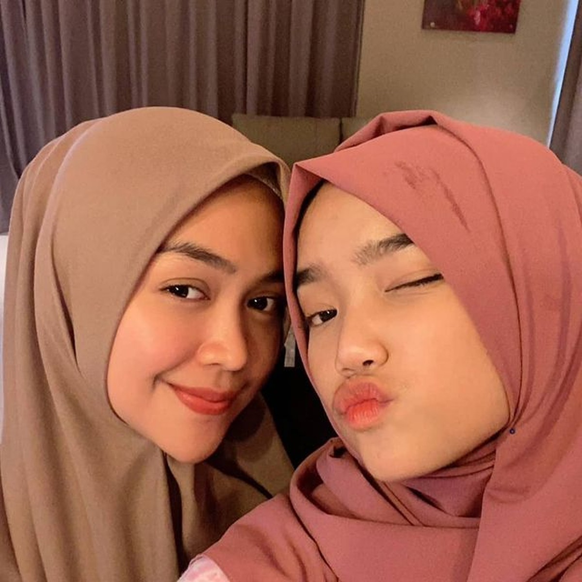 Baru-baru ini Fuji tampil mengenakan hijab tuai pujian saat bertemu dengan Ria Ricis&period; Yuk kita intip penampilannya&excl;