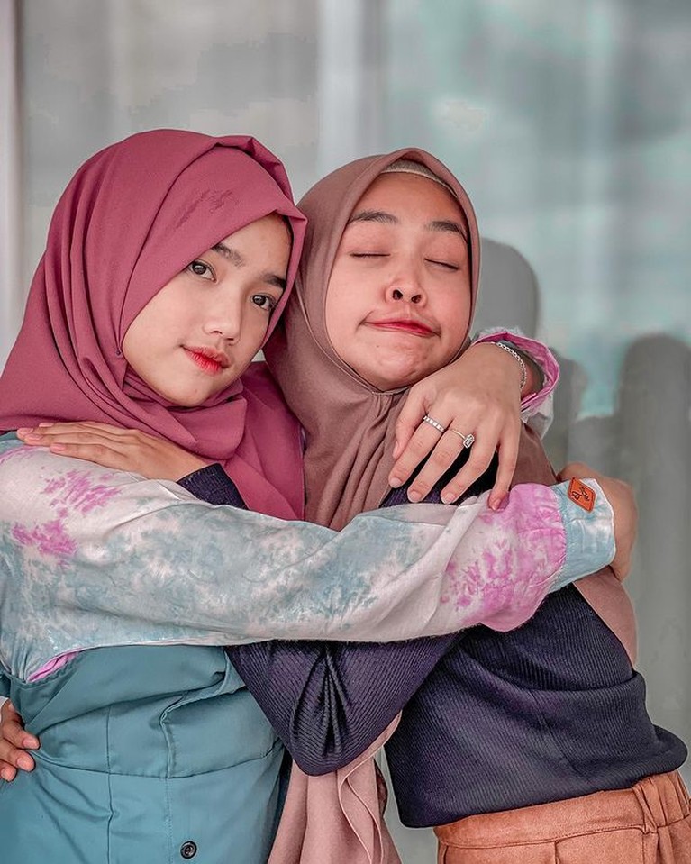 7 Potret Penampilan Fuji Pakai Hijab Tuai Pujian Baru-baru ini Fuji tampil mengenakan hijab tuai pujian saat bertemu dengan Ria Ricis. Yuk kita intip penampilannya!