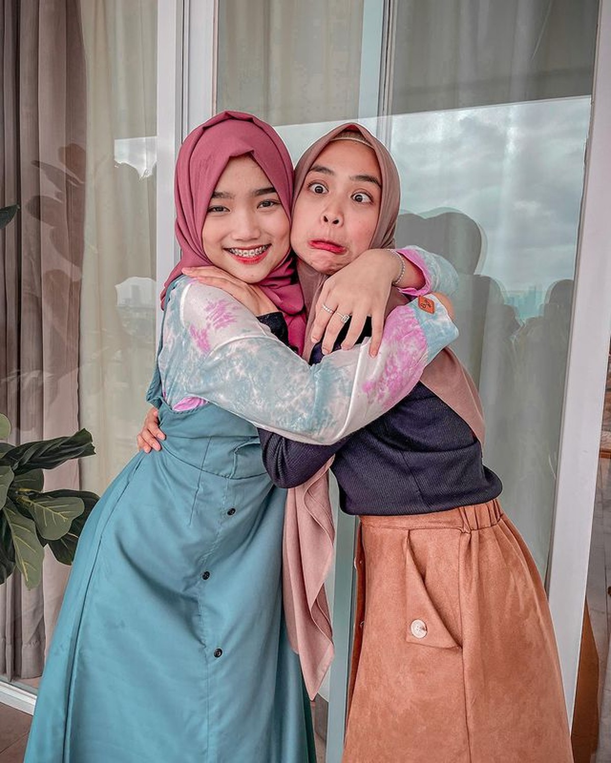 Baru-baru ini Fuji tampil mengenakan hijab tuai pujian saat bertemu dengan Ria Ricis&period; Yuk kita intip penampilannya&excl;