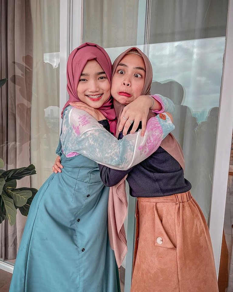 7 Potret Penampilan Fuji Pakai Hijab Tuai Pujian Baru-baru ini Fuji tampil mengenakan hijab tuai pujian saat bertemu dengan Ria Ricis. Yuk kita intip penampilannya!