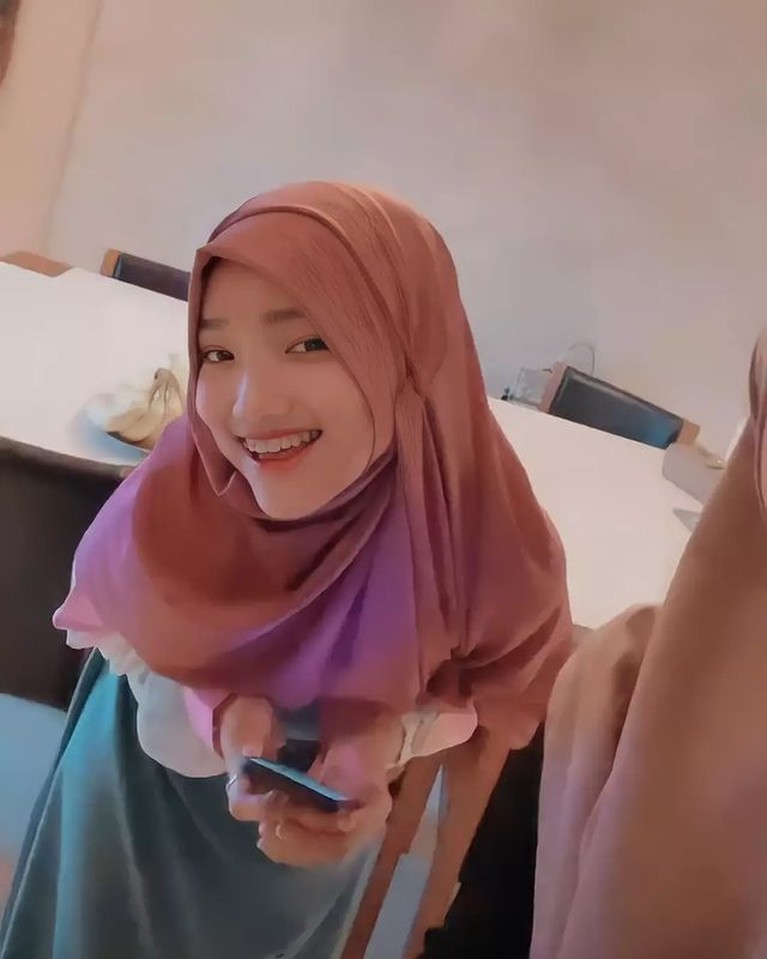 7 Potret Penampilan Fuji Pakai Hijab Tuai Pujian Baru-baru ini Fuji tampil mengenakan hijab tuai pujian saat bertemu dengan Ria Ricis. Yuk kita intip penampilannya!