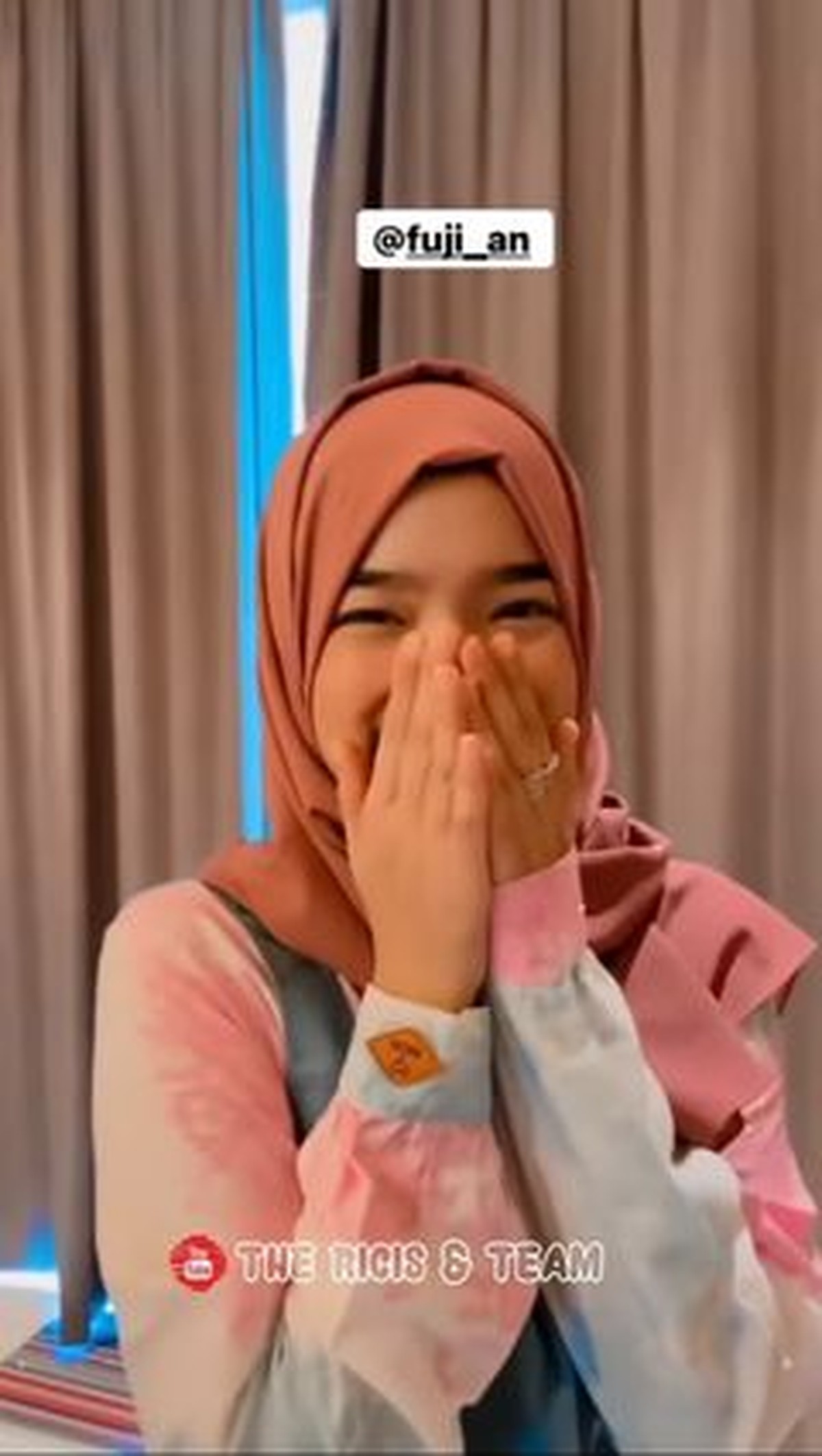 Baru-baru ini Fuji tampil mengenakan hijab tuai pujian saat bertemu dengan Ria Ricis&period; Yuk kita intip penampilannya&excl;