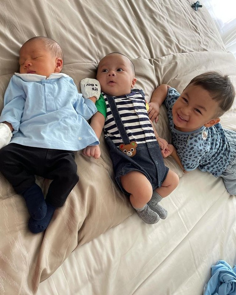 Baby Rayyanza, baby Kenzo dan Kiano tampak menggemaskan saat main bareng. Yuk kita intip potretnya!