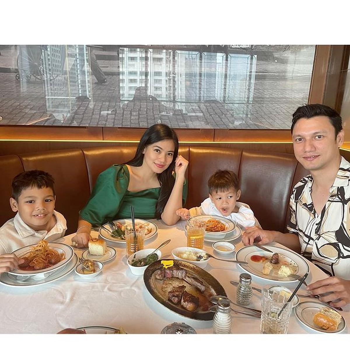 Titi Kamal sedang berbahagia merayakan ulang tahunnya yang ke 40 dan mendapat banyak kejutan dari orang-orang terdekatnya&period; Yuk intip&excl;