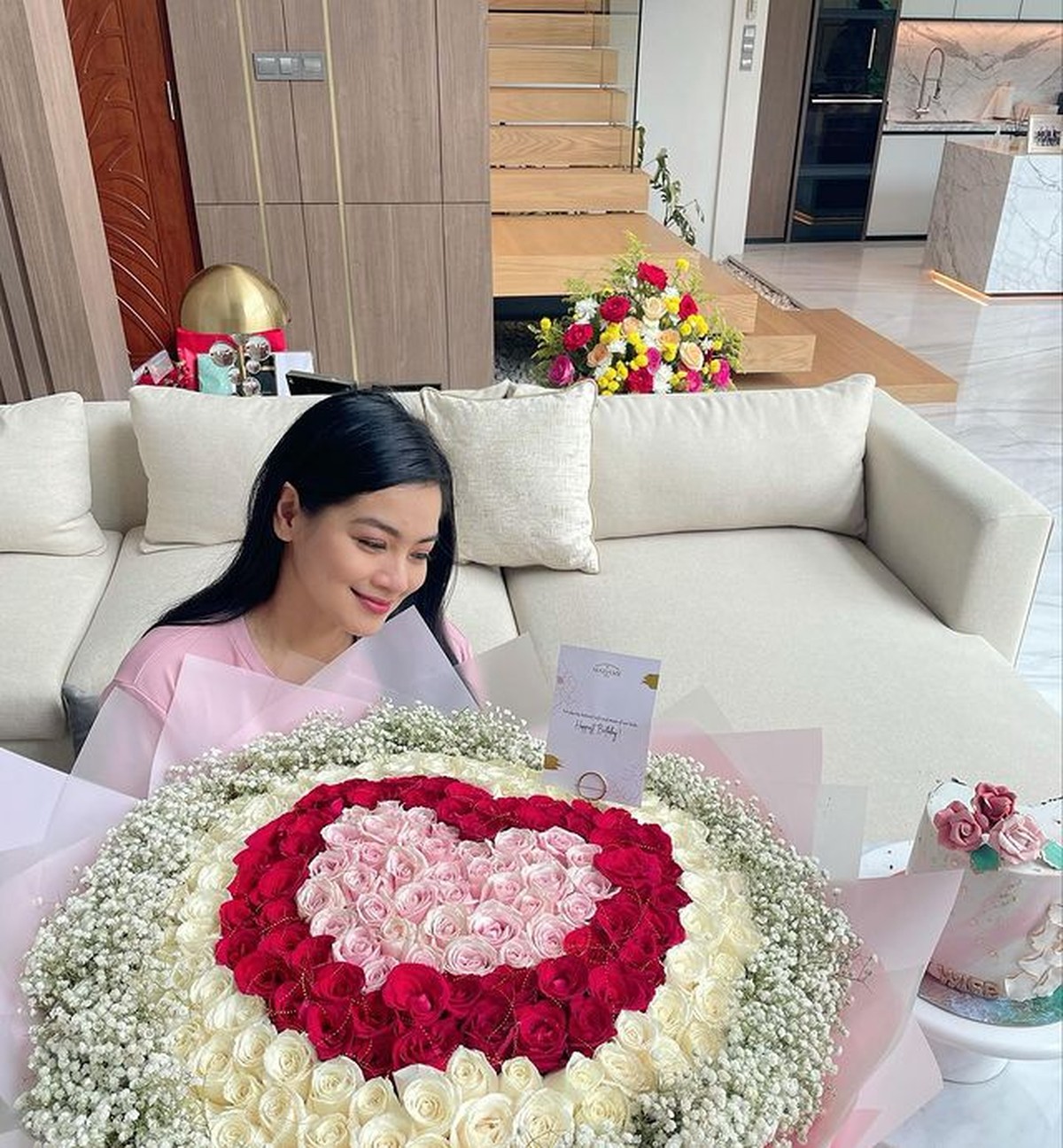 Titi Kamal sedang berbahagia merayakan ulang tahunnya yang ke 40 dan mendapat banyak kejutan dari orang-orang terdekatnya&period; Yuk intip&excl;