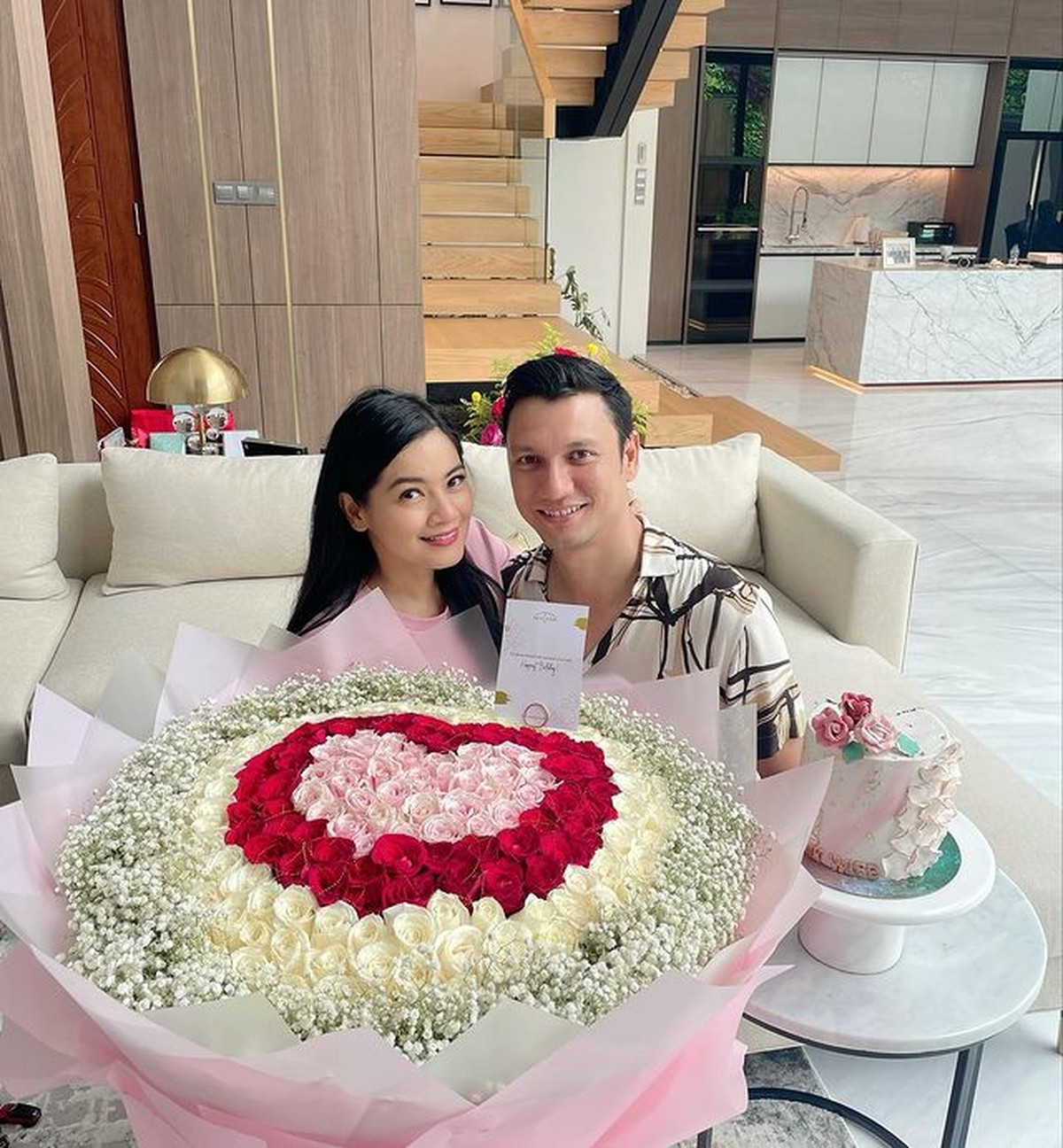 Titi Kamal sedang berbahagia merayakan ulang tahunnya yang ke 40 dan mendapat banyak kejutan dari orang-orang terdekatnya&period; Yuk intip&excl;