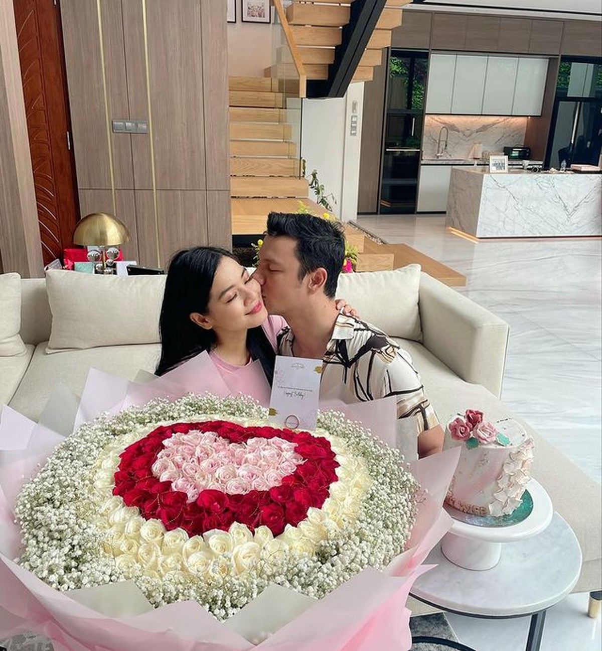 Titi Kamal sedang berbahagia merayakan ulang tahunnya yang ke 40 dan mendapat banyak kejutan dari orang-orang terdekatnya&period; Yuk intip&excl;